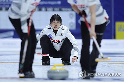 스톤 바라보는 김은지(의정부=연합뉴스) 임병식 기자 = 21일 의정부실내빙상장에서 열린 2025 LGT 세계여자컬링선수권대회 한국과 이탈리아 경기에서 한국 김은지가 투구한 뒤 스톤을 바라보고 있다. 2025.3.21 andphotodo@yna.co.kr