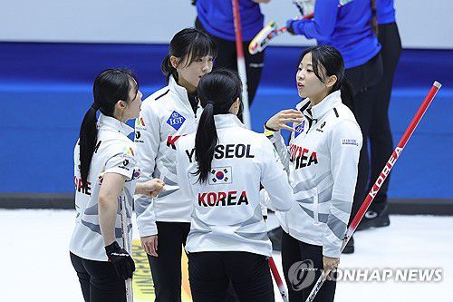 대화 나누는 한국(의정부=연합뉴스) 임병식 기자 = 21일 의정부실내빙상장에서 열린 2025 LGT 세계여자컬링선수권대회 한국과 이탈리아 경기에서 한국 선수들이 대화를 나누고 있다. 오른쪽부터 김민지, 설예은, 김은지, 김수지. 2025.3.21 andphotodo@yna.co.kr