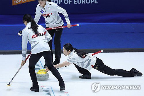 투구하는 김수지(의정부=연합뉴스) 임병식 기자 = 21일 의정부실내빙상장에서 열린 2025 LGT 세계여자컬링선수권대회 한국과 이탈리아 경기에서 한국 김수지가 투구하고 있다. 2025.3.21 andphotodo@yna.co.kr