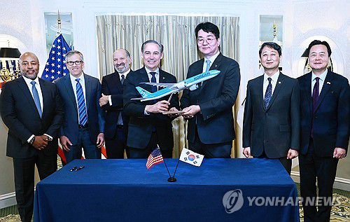 대한항공-보잉·GE에어로스페이스 간 협력강화를 위한 서명식(서울=연합뉴스) 안덕근 산업통상자원부 장관(오른쪽 두번째)이 21일(현지시간) 미국 워싱턴 D.C. 월라드호텔에서 하워드 러트닉 미국 상무부 장관(왼쪽 세번째), 조원태 한진그룹 회장(오른쪽 세번째), 켈리 오트버그 보잉사 회장(왼쪽 네번째), 러셀 스톡스 GE 에어로스페이스 CEO(왼쪽 첫번째)를 비롯한 한-미 양국 정부와 기업 대표 등 관계자가 참석한 가운데 열린 '대한항공-보잉·GE에어로스페이스 간 협력강화를 위한 서명식'에 참석하고 있다. 2025.3.22 [산업통상자원부 제공. 재판매 및 DB 금지] photo@yna.co.kr