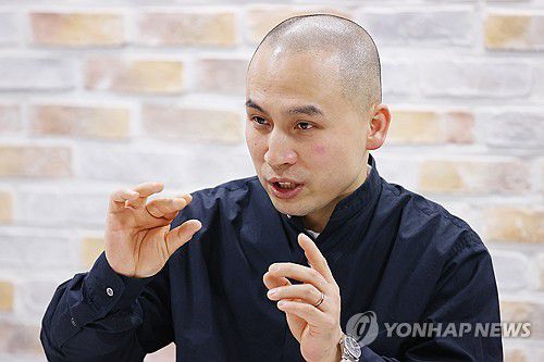 문경환 셰프 인터뷰(서울=연합뉴스) 진연수 기자 = 미슐랭 가이드에서 5년 연속 별을 받은 일본의 스시 전문점 지점장인 문경환 셰프가 서울 종로구 수송동 연합뉴스 사옥에서 인터뷰를 하고 있다. 2025.3.23 jin90@yna.co.kr