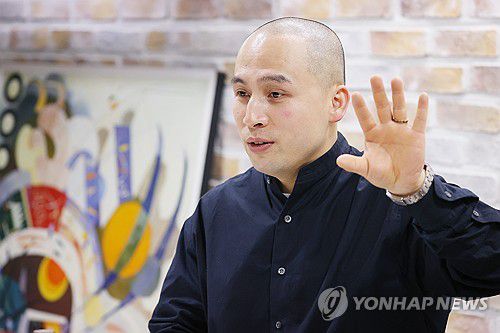 인터뷰하는 문경환 셰프(서울=연합뉴스) 진연수 기자 = 5년 연속 미슐랭가이드 별을 획득한 일본 도쿄의 스시 전문점 스시야쇼타(すし家祥太) 지점장 문경환 셰프가 18일 서울 종로구 수송동 연합뉴스 사옥에서 인터뷰를 하고 있다. 2025.3.23 jin90@yna.co.kr