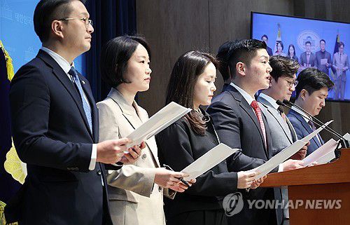 '국민연금 개혁안 반대' 공동 회견하는 여야 30·40세대 의원들(서울=연합뉴스) 김주형 기자 = 국민연금 개혁안에 반대하는 30·40세대 여야 의원들이 23일 국회 소통관에서 '더 나은 연금개혁을 요구하는 국회의원'이라는 이름 아래 모여 긴급 기자회견을 열고 있다.     왼쪽부터 더불어민주당 전용기, 이소영 의원, 개혁신당 이주영, 국민의힘 김재섭, 더불어민주당 장철민, 국민의힘 우재준 의원. 2025.3.23 kjhpress@yna.co.kr