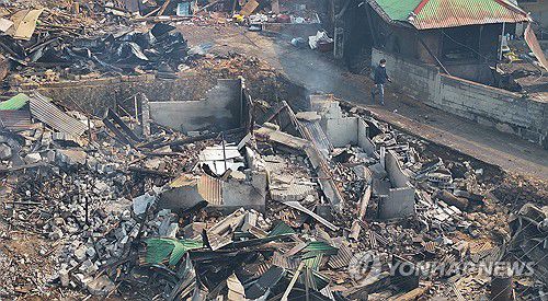 산불이 남긴 폐허(의성=연합뉴스) 윤관식 기자 = 경북 의성군 대형 산불 발생 이틀째인 23일 의성군 안평면의 한 주택이 산불로 전소돼 폐허가 된 모습을 보이고 있다. 2025.3.23 psik@yna.co.kr