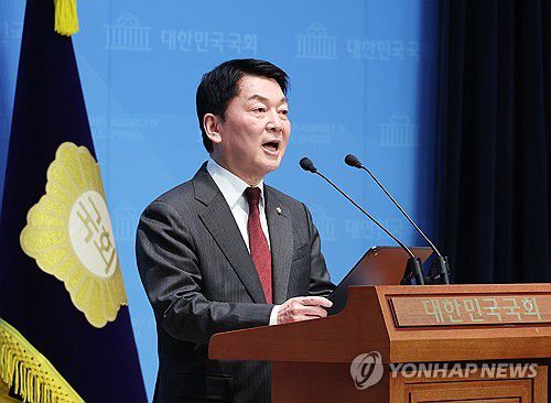 안철수 의원 "이재명 대표는 정계에서 은퇴하고 재판에 전념해야"(서울=연합뉴스) 김주형 기자 = 국민의힘 안철수 의원이 23일 국회 소통관에서 최상목 대통령 권한대행에 대한 민주당과 야당의 탄핵소추안 발의와 관련한 기자회견을 열고 "대한민국 체제를 파괴하는 이재명 대표는 정계를 은퇴하고 재판에 전념하라"고 말하고 있다. 2025.3.23 kjhpress@yna.co.kr