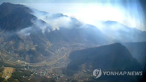 울산 울주군 온양읍 산불 현장(서울=연합뉴스) 울산 울주군 온양읍 운화리 산불 발생 이틀째인 23일 현장 모습. 산림 당국은 산불 대응 3단계를 발령하고 진화 중이다. 2025.3.23 [산림청 제공. 재판매 및 DB 금지] photo@yna.co.kr