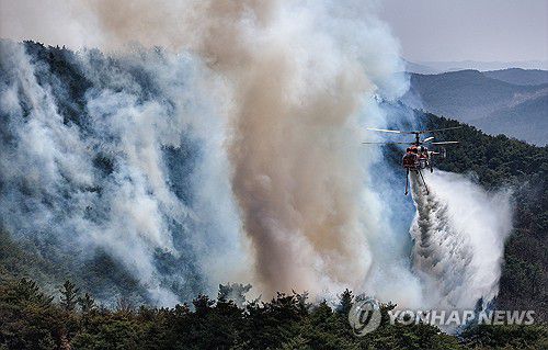의성 산불 현장에 투입된 산림청 헬기(의성=연합뉴스) 윤관식 기자 = 경북 의성군 대형 산불 발생 이틀째인 23일 의성군 산불 발화지점 인근 야산에서 산림청 헬기가 산불 진화를 하고 있다. 2025.3.23 psik@yna.co.kr