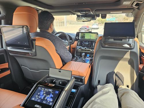 LX 700h 뒷자리에 탄 모습[촬영 임성호]