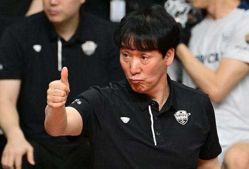 우리카드 사령탑 시절의 신영철 감독[한국배구연맹 제공. 재판매 및 DB 금지]