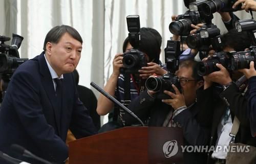 "저는 사람에 충성하지 않습니다"국정원 대선 개입 사건의 특별수사팀장이었던 윤석열 여주지청장이 2013년 10월 21일 서울고검에서 열린 국회 법사위 국정감사에서 위원들의 질의에 답하고 있다.[연합뉴스 자료사진]