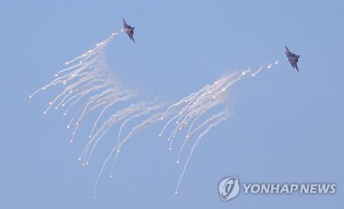 플레어 발사하는 F-35A    (서울=연합뉴스) 2025년 3월 6일 경기 포천시 승진훈련장에서 열린 '2025년 전반기 한미연합 수도기계화보병사단(수기사) 통합화력 실사격 훈련'에서 F-35A가 플레어를 발사하고 있다. 2025.3.6 [사진공동취재단] photo@yna.co.kr