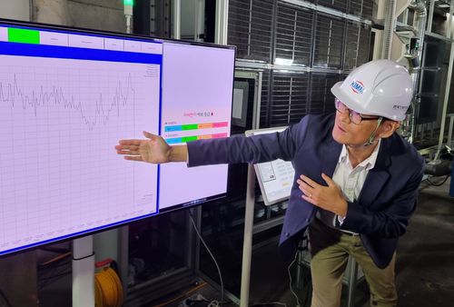 정전기 이용한 초미세먼지 저감장치 지하철에 설치  기술 설명하는 김학준 책임연구원 [촬영 박주영]