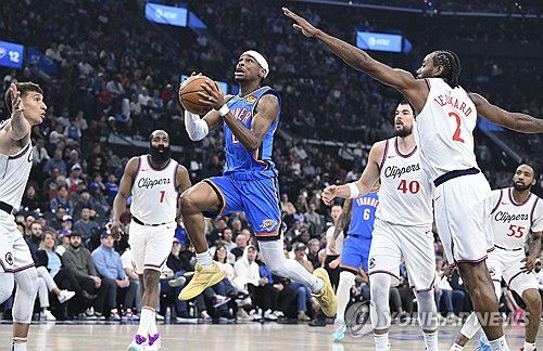 샤이 길저스 알렉산더(가운데)의 돌파[AP=연합뉴스]