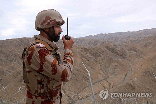 파키스탄-아프가니스탄 국경 초소에서 근무중인 파키스탄 군인[EPA 연합뉴스 자료사진. 재판매 및 DB 금지]