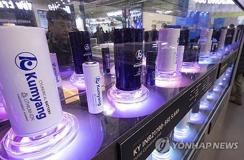 영롱 배터리(서울=연합뉴스) 윤동진 기자 = 5일 서울 강남구 코엑스에서 열린 인터배터리 2025의 금양 부스에 배터리가 전시돼 있다. 2025.3.5 mon@yna.co.kr