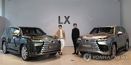 렉서스 '디 올 뉴 LX 700h' 출시(서울=연합뉴스) 이재희 기자 = 지난 17일 서울 성동구 앤더슨씨에서 열린 렉서스 플래그십 SUV '디 올 뉴 LX 700h'(THE ALL-NEW LX 700h) 출시 행사에서 모델들이 차량과 함께 포즈를 취하고 있다. 2025.3.24 scape@yna.co.kr