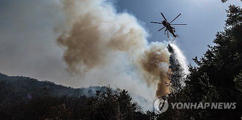 산불 확산 막아라(의성=연합뉴스) 윤관식 기자 = 경북 의성군 대형 산불 발생 이틀째인 23일 의성군 산불 발화지점 인근 야산에서 산림청 헬기가 산불 진화를 하고 있다. 2025.3.23 psik@yna.co.kr