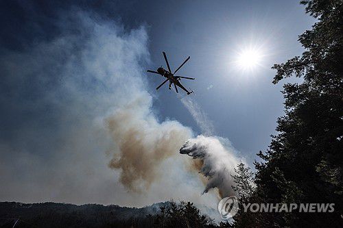 고온·건조한 날씨 속 산불 진화(의성=연합뉴스) 윤관식 기자 = 경북 의성군 대형 산불 발생 이틀째인 23일 의성군 산불 발화지점 인근 야산에서 산림청 헬기가 산불 진화를 하고 있다. 2025.3.23 psik@yna.co.kr