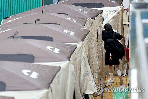 '의성 산불' 재난 속에서도 등교(의성=연합뉴스) 윤관식 기자 = 경북 의성군 대형 산불 발생 사흘째인 24일 의성체육관에 마련된 대피소에서 한 학생이 등교하기 위해 텐트를 나서고 있다. 2025.3.24 psik@yna.co.kr