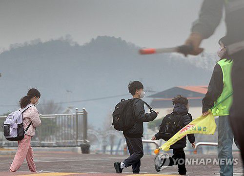 산불 연기 속 등교(의성=연합뉴스) 윤관식 기자 = 경북 의성군 대형 산불 발생 사흘째인 24일 의성초등학교 앞에서 학생들이 마스크를 쓰고 등교하고 있다. 2025.3.24 psik@yna.co.kr
