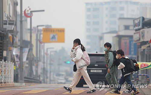 산불 연기 속 등교(의성=연합뉴스) 윤관식 기자 = 경북 의성군 대형 산불 발생 사흘째인 24일 의성초등학교 앞에서 학생들이 마스크를 쓰고 등교하고 있다. 2025.3.24 psik@yna.co.kr