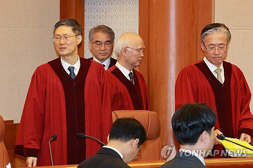 헌재, 한덕수 국무총리 탄핵심판 선고(서울=연합뉴스) 김인철 기자 = 문형배 헌법재판소장 권한대행 등 헌재 재판관들이 24일 서울 종로구 헌법재판소에서 열린 한덕수 국무총리 탄핵 심판 선고를 위해 대심판정으로 들어서고 있다. 2025.3.24 [공동취재] yatoya@yna.co.kr