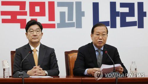 입장 발표하는 권영세 비대위원장(서울=연합뉴스) 김주형 기자 = 국민의힘 권영세 비상대책위원장(오른쪽)이 24일 서울 여의도 국회에서 한덕수 국무총리 탄핵 기각과 관련해 입장을 밝히고 있다. 왼쪽은 권성동 원내대표. 2025.3.24 kjhpress@yna.co.kr