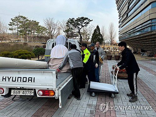 산불에 대피하는 유형문화재(의성=연합뉴스) 24일 오전 경북 의성군 조문국박물관에 경북 유형문화유산 불상조각 목조아미타여래좌상이 이송되고 있다. 목조아미타여래좌상은 안평면 옥련사에 있던 것이다. 2025.3.24 [독자 제공, 재판매 및 DB 금지] sunhyung@yna.co.kr