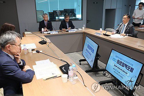 의료정책포럼 '의과대학 증원과 의학교육의 문제'(서울=연합뉴스) 이정훈 기자 = 김택우 대한의사협회 회장이 24일 서울 용산구 대한의사협회에서 열린 의료정책포럼 '의과대학 증원과 의학교육의 문제'에서 격려사를 하고 있다. 2025.3.24 uwg806@yna.co.kr