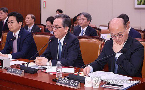 질의 듣는 조태열 외교부 장관(서울=연합뉴스) 박동주 기자 = 24일 서울 여의도 국회에서 미국 에너지부가 한국을 민감국가로 지정한 문제와 관련 현안질의 등을 위해 열린 외교통일위원회 전체회의에서 조태열 외교부 장관이 의원 질의를 듣고 있다. 2025.3.24 pdj6635@yna.co.kr