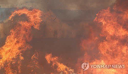 '의성 산불' 마을로 번진 불씨(의성=연합뉴스) 윤관식 기자 = 경북 의성군 대형 산불 발생 사흘째인 24일 산불 현장에 인접한 의성군 옥산면 입암리 한 마을 강변에 불씨가 옮겨붙어 불이 나고 있다. 2025.3.24 psik@yna.co.kr