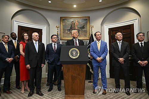 미국 도널드 트럼프 대통령(가운데)와 정의선 현대차그룹 회장(오른쪽에서 두번째)[AFP=연합뉴스]