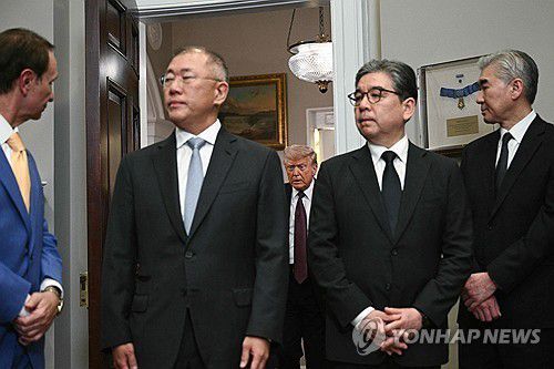 정의선 현대차그룹 회장과 장재훈 현대차그룹 부회장 [연합뉴스 자료사진]