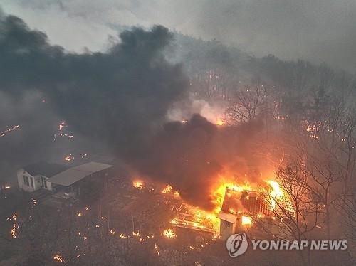민가 삼킨 산불    (의성=연합뉴스) 윤관식 기자 = 경북 의성군 대형 산불 발생 사흘째인 24일 의성군 옥산면 전흥리에서 강풍을 타고 번진 산불이 민가를 덮치고 있다. 2025.3.24     psik@yna.co.kr
