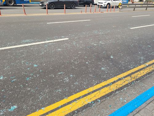 도로로 쏟아져 내린 유리파편[독자제공. 재판매 및 DB 금지]