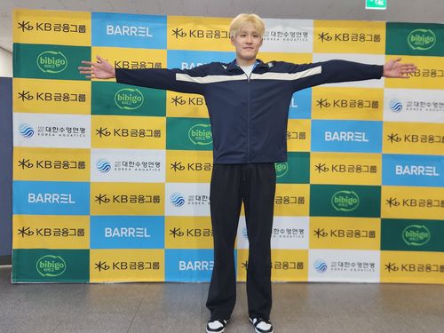 두 팔을 벌려 보인 김영범.[촬영 배진남 기자]