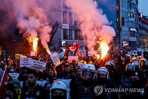 튀르키예 시위(이스탄불 AFP=연합뉴스) 24일(현지시간) 저녁 이스탄불시청 앞에서 행진하는 시위대를 경찰이 에워싸고 있다. 2025.3.25 photo@yna.co.kr