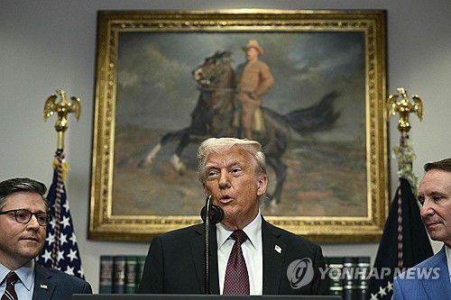 현대차 대미투자 발표 현장에 자리한 트럼프 [워싱턴 AFP=연합뉴스 재판매 및 DB금지]