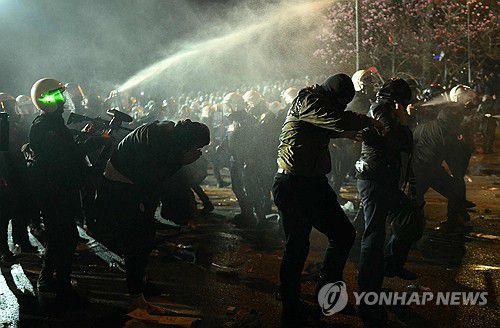 튀르키예 반정부 시위(이스탄불 AFP=연합뉴스) 24일(현지시간) 이스탄불 시내에서 열린 반정부 시위대를 향해 경찰이 후추 스프레이를 발사하고 있다. 2025.03.25