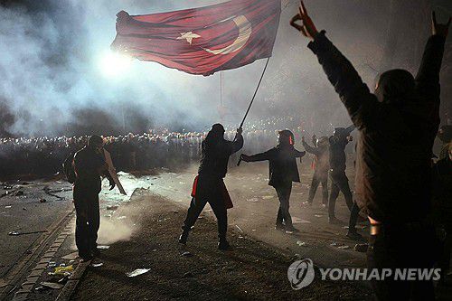 튀르키예 반정부 시위(이스탄불 AFP=연합뉴스) 24일(현지시간) 이스탄불 시내에서 열린 반정부 시위에서 참가자가 튀르키예 국기를 흔들고 있다. 2025.03.25