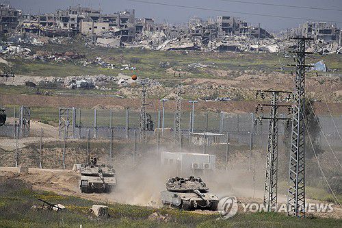 가자지구에서 빠져나오는 이스라엘군 탱크[UPI=연합뉴스]