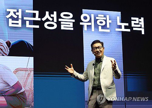 작년 4월 3일 서울 서초구 삼성전자 서초사옥에서 열린 '웰컴 투 비스포크 AI' 미디어데이 행사에서 한종희 삼성전자 대표이사·DX부문장이 발표를 하고 있다.[연합뉴스 자료사진]