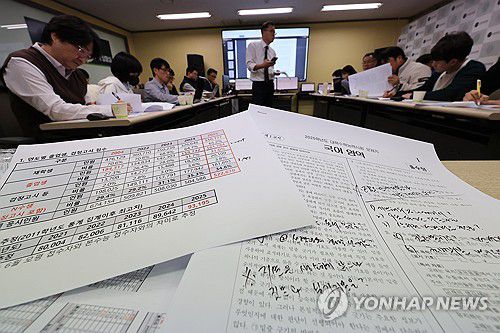 '올해 수능 국어는'(서울=연합뉴스) 신현우 기자 = 2025학년도 대학수학능력시험(수능)일인 14일 서울 양천구 목동종로학원 수능 문제분석 상황실에서 임성호 종로학원 대표와 강사들이 수능 국어 출제 경향을 분석하고 있다. 2024.11.14 nowwego@yna.co.kr