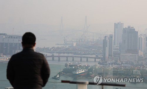 미세먼지로 뿌옇게 보이는 부산 북항[연합뉴스 자료사진]