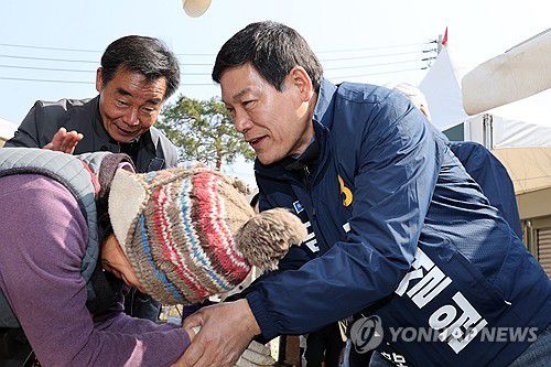 창평시장서 지지 호소하는 정철원 후보[연합뉴스 자료사진]