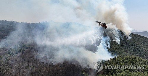 산불 진화하는 헬기(의성=연합뉴스) 윤관식 기자 = 경북 의성군 대형 산불 발생 이틀째인 23일 의성군 산불 발화지점 인근 야산에서 산림청 헬기가 산불 진화를 하고 있다. 2025.3.23 psik@yna.co.kr