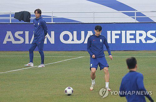 요르단전 앞둔 홍명보 감독-손흥민(수원=연합뉴스) 류영석 기자 = 2026 북중미 월드컵 아시아 3차 예선 B조 8차전 요르단전을 앞둔 축구국가대표팀 홍명보 감독이 24일 수원월드컵경기장에서 손흥민의 훈련 모습을 지켜보고 있다. 2025.3.24 ondol@yna.co.kr