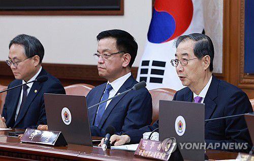 한덕수 권한대행 국무회의 발언(서울=연합뉴스) 홍해인 기자 = 한덕수 대통령 권한대행 국무총리가 25일 정부서울청사에서 열린 국무회의에서 발언하고 있다. 2025.3.25 hihong@yna.co.kr