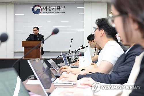 고립ㆍ은둔 청소년 지원방안 토론회 브리핑(서울=연합뉴스) 최재구 기자 = 한국청소년정책연구원 최홍일 연구원이 25일 서울 종로구 정부서울청사에서 열린 '고립ㆍ은둔 청소년 지원방안 토론회'브리핑에서 발언하고 있다. 2025.3.25 jjaeck9@yna.co.kr