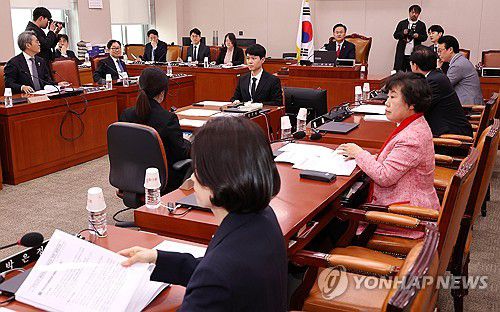 국회 법안심사제2소위, 코로나19 피해보상 특별법안 심의(서울=연합뉴스) 김주형 기자 = 25일 국회에서 코로나바이러스감염증-19 예방접종 피해보상 등에 관한 특별법안(대안) 을 심의하는 법제사법위원회의 법안심사제2소위원회가 국민의힘 소속 유상범 소위원장 주재로 열리고 있다. 2025.3.25 kjhpress@yna.co.kr